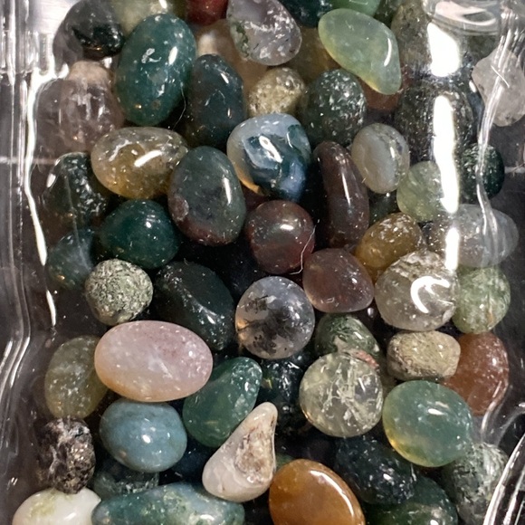 Craft: Un-Drilled Semi-Precious Stone pebbles/chips - Picture 5 of 11
